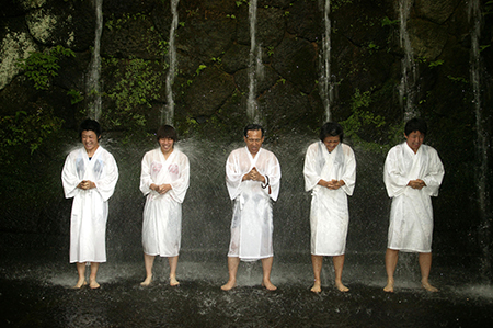 滝に打たれて精神統一左から二番目。中央は福田会長）（2005年）