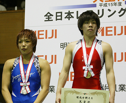 全日本選手権でライバルの山本聖子（左）を破って優勝（2003年）