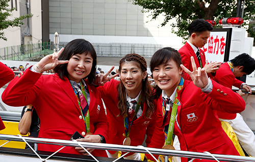 銀座で行われたリオ大会メダリストパレード。左は土性。右は登坂。（2016年）