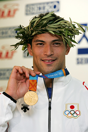 アテネオリンピックで日本の投てき史上初の金メダルを獲得（2004年）