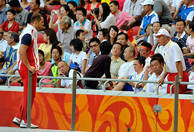 北京オリンピックでコーチを務める室伏重信氏（右）と広治氏（2008年）