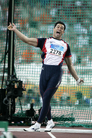 アテネオリンピックで日本の投てき史上初の金メダルを獲得（2004年）