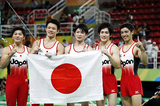 リオデジャネイロオリンピック体操男子団体で金メダルを獲得し日の丸を掲げる日本チーム（2016年）