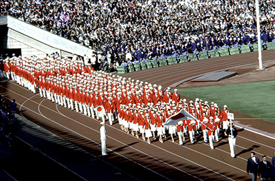 東京オリンピック開会式で入場する日本選手団(1964年)
