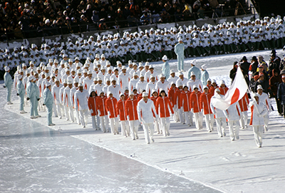 札幌冬季オリンピック開会式で入場する日本選手団（1972年）