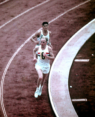 東京オリンピックマラソンで銅メダルを獲得した円谷幸吉（後ろ/1964年）