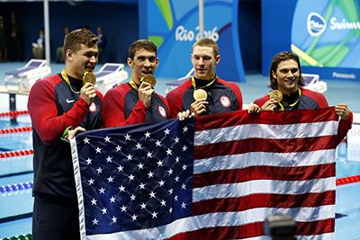 リオデジャネイロオリンピック競泳男子400mMRで金メダルを獲得し国旗を掲げるアメリカチーム（2016年）