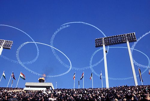東京大会開会式で空に描かれた五輪