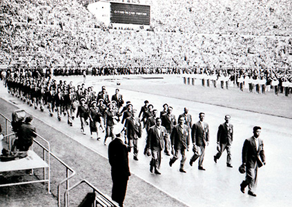 日本が戦後初参加したヘルシンキオリンピックの日本選手団入場（1952年）