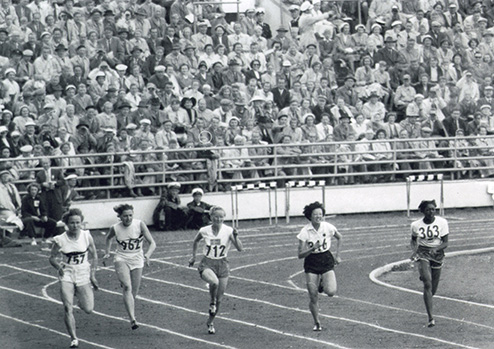 ヘルシンキオリンピックの100mに出場（右から二人目、1952年）