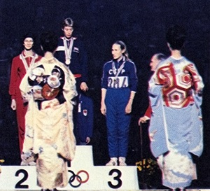 女子走幅跳の表彰式。和服姿のコンパニオンがアシスタントを務めた（1964年）