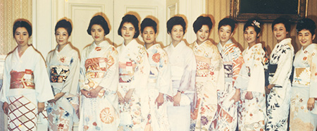 和服を着て勢ぞろいしたコンパニオン（右から6人目、1964年）