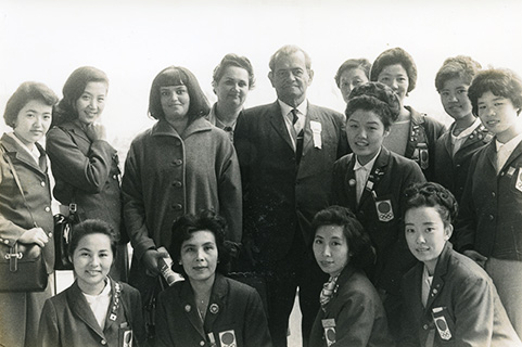 外国の陸上競技役員・選手とコンパニオン（後列右から3人目、1964年）