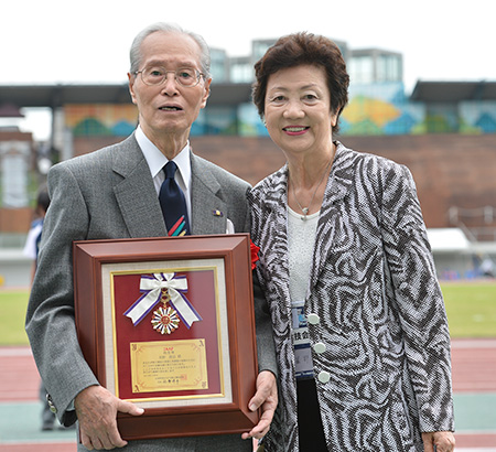 日本陸連功労賞を受賞した夫・星野敦志氏と