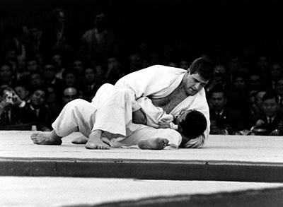 東京オリンピック柔道無差別級決勝で神永を抑え込むヘーシンク（1964年）