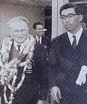 パラリンピックの父”グッドマン博士（左）と日本でパラリンピックを広めた中村裕博士
