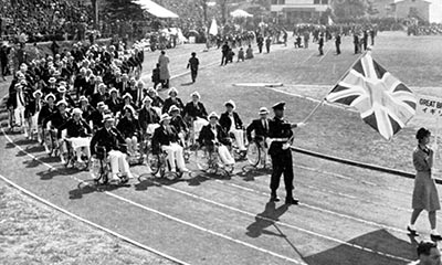1964年に東京で開催されたパラリンピック大会開会式で入場するイギリス選手団