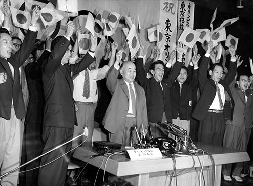 ミュンヘンで開催されたIOC総会での1964東京オリンピック開催決定の知らせを受けて喜ぶ関係者
