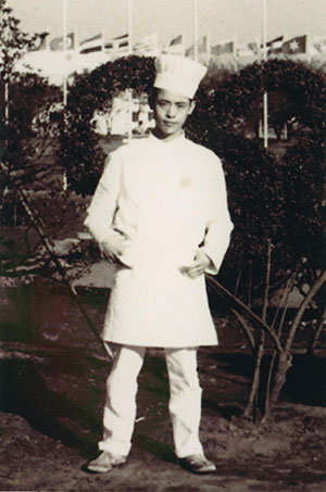 東京オリンピック選手村食堂勤務当時、コック服に身を包んだ鈴木さん