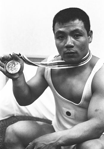東京大会日本選手金メダル第1号となったウエイトリフティングの三宅義信選手