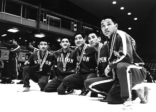 レスリング競技では5つの金メダルを獲得（左から花原、市口、渡辺、吉田、上武各選手）