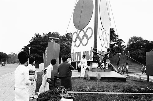 上野公園のオリンピックモニュメントの前での記念撮影