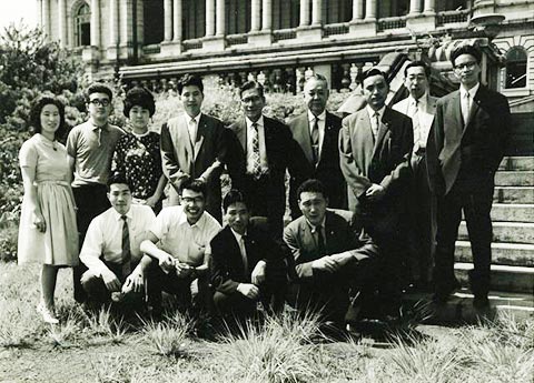 組織委員会式典課のメンバー。後列右から4番目が組織委参事を務めた松沢一鶴氏。右端が熊谷氏（1964年）