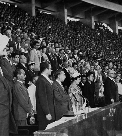 東京オリンピックの開会式で開会宣言を行う昭和天皇（1964年）