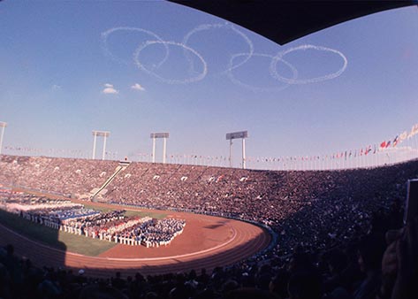 参加各国と地域の入場行進の後空に描かれた五輪（1964年）