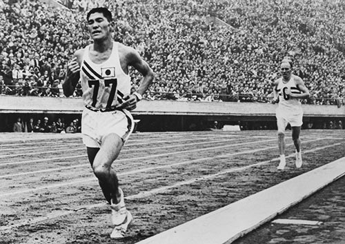 東京オリンピックのマラソンで銅メダルを獲得した円谷幸吉選手（前）（1964年）