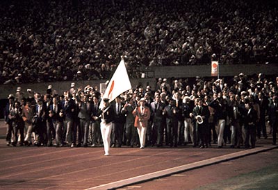 東京オリンピックの閉会式では各国選手が入り交じって入場（1964年）