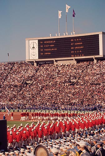 東京オリンピックの開会式で選手団の最後に入場する地元日本選手団（1964年）