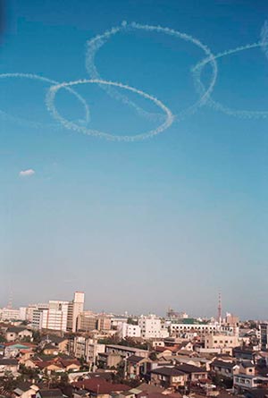国立競技場の上空に描かれた五輪は、遠くからもはっきりと見ることができた（1964年）