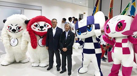 釜石にて、東京2020オリンピック・パラリンピックマスコット（右）とラグビーワールドカップ2019マスコット（左）（2018年）