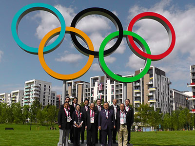 2020年東京オリンピック・パラリンピック招致関係者と<br />（2012年ロンドンオリンピック時、前列右端）