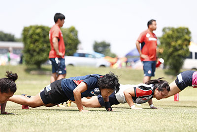 女子ラグビーのトレーニング風景