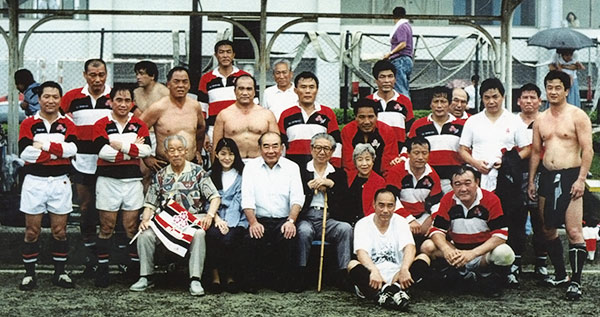日本代表OB戦で。大西氏（前列左から4人目）、金野氏（前列左から3人目）等と。大東氏（中列中央）