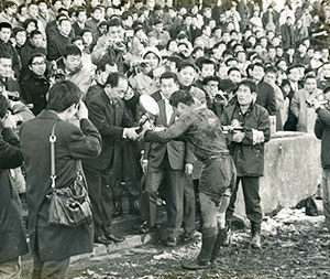 大学選手権で優勝し、主将として優勝カップを受け取る（1971年）