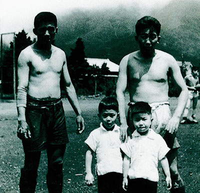 ラガーマンであった父（後列右）と。前列左が雄治、右が弟の雄吾、後列左は叔父