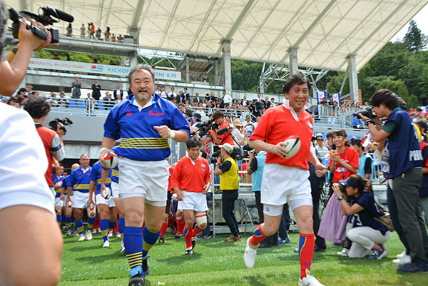 釜石鵜住居復興スタジアムのオープニングディで行われたレジェンドマッチに出場した松尾氏（右、2018年）