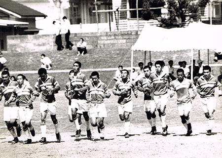 試合に臨む福岡高校のメンバー（右から4番目）