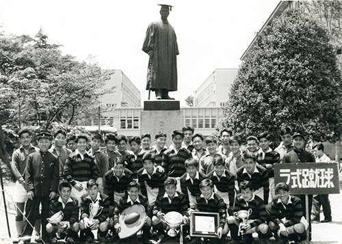 早大2年時、早大体育祭にラグビー部として参加。大隈公銅像の前で（後列左から10人目、1955年）