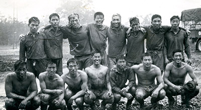 早大3年時、菅平合宿で法大との泥のグランドでの練習試合後（前列右端、1956年）