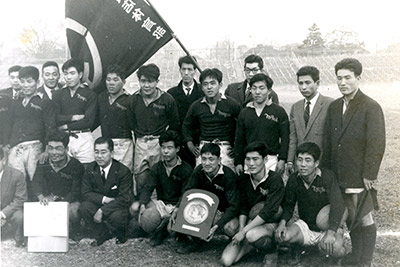 全国社会人選手権東京都予選で優勝した東横百貨店チーム（前列右から3人目、1959年）