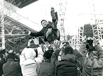 日体大に勝ち大学日本一になって選手に胴上げされる（1971年）
