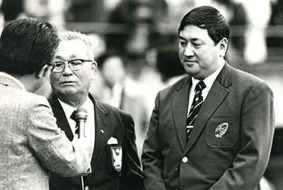 明大の北島監督（左）と早大の日比野監督（国立競技場、1975年）