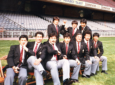 1983年の日本代表ウエールズ遠征時にメンバーと（前列右から3人目、前列右端は平尾誠二）