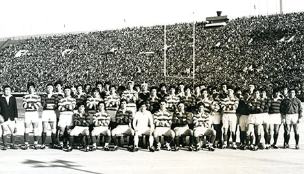 全国大学選手権決勝、早大対明大戦の試合前。満員の観客の前での両チームの集合写真（前列中央/1977年）