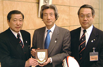 小泉純一郎首相(当時)(中央)、河野一郎氏(右)と