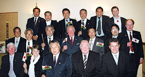 2011年ラグビーワールドカップ招致活動。IRB(国際ラグビーボード）ミラー会長（前列右から2人目）、森元首相（招致委会長、前列左から3人目）。後列左から2人目が眞下氏